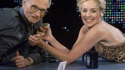 Larry King et Sharon Stone sur le plateau du talk show "Larry King Live", sur CNN, le 13 septembre 2003 (AFP / Rose M. Prousser)