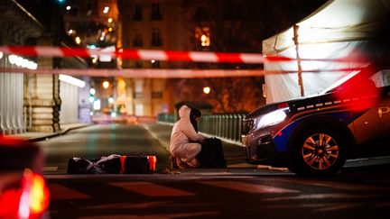 Un technicien de la police scientifique, sur le Pont de Bir Hakeim, après l'attaque au couteau à Paris, le 2 décembre 2023. (DIMITAR DILKOFF / AFP)