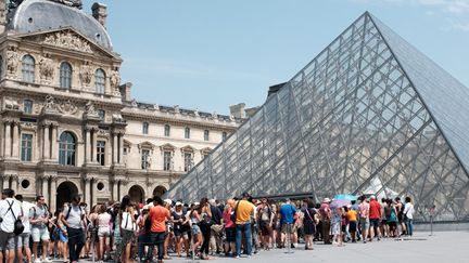 File d'attente devant la Pyramide du Louvre, à Paris, le 2 juillet 2016
 (Miguel Medina / AFP)