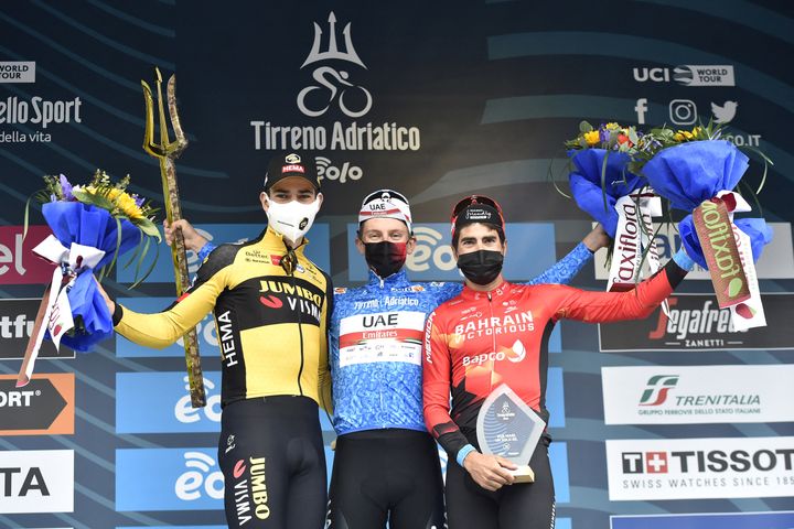 Wout van Aert (à g.) sur le podium de Tirreno-Adriatico 2021 en compagnie de Tadej Pogacar (au centre) et Mikel Landa (à dr.) (- / AFP)