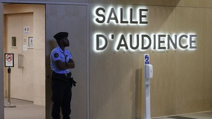 Un gendarme français se tient à l'entrée d'une salle d'audience au Palais de Justice, le 17 mai 2022. (GEOFFROY VAN DER HASSELT / AFP)