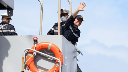 Dix jours apres le naufrage de son voilier sur le Vendée Globe, le skipper Kevin Escoffier retrouve la terre ferme à La Réunion, jeudi 10 décembre 2020. (RICHARD BOUHET / AFP)