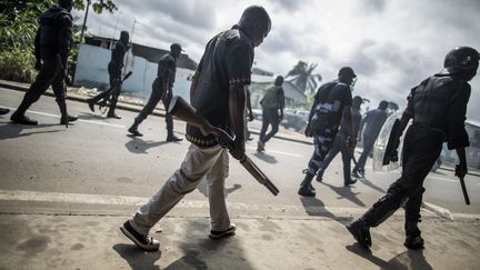 Des forces de police du Gabon le 31 août 2016 (MARCO LONGARI / AFP)