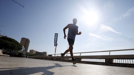 Un coureur sous le soleil (illustration). (JEAN FRANÇOIS OTTONELLO / MAXPPP)