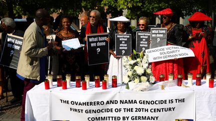 Manifestation&nbsp;en Allemagne, le 29 août 2018, à l'occasion d'une cérémonie pour remettre des restes humains à la Namibie après le génocide des Héréros et des Namas entre 1904 et 1908. (CHRISTIAN MANG / REUTERS)