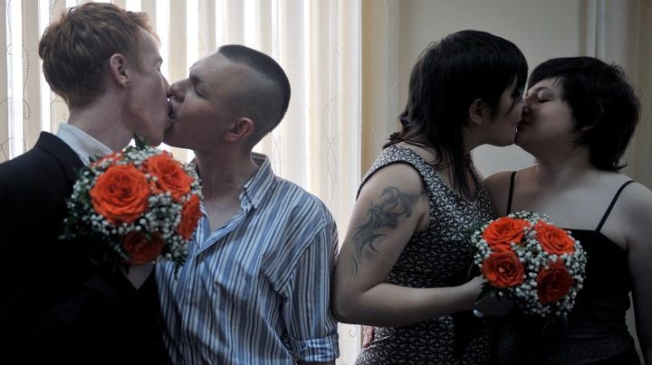 Deux couples d'homosexuels s'embrassent &agrave; Saint-P&eacute;tersbourg (Russie), apr&egrave;s avoir tent&eacute; de faire reconna&icirc;tre leur mariage par la mairie. (OLGA MALTSEVA / AFP)