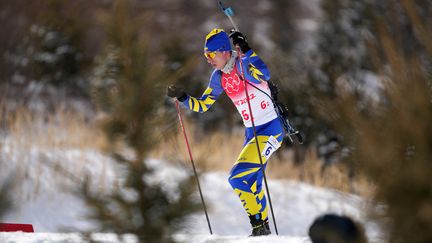 Le biathlète ukrainien Bogdan Tsymbal, lors du&nbsp;relais hommes aux Jeux olympiques de Pékin le 15 février 2022. (ZHAN YAN / XINHUA / AFP)