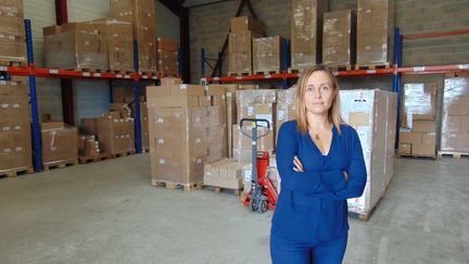 Michaelle Yankov dirige l'entreprise Import CHR, à Saint-Brice-Courcelles (Marne), spécialisée dans la porcelaine à destination des cafés, restaurants et hôtels. (FABIEN MAGNENOU / FRANCEINFO)