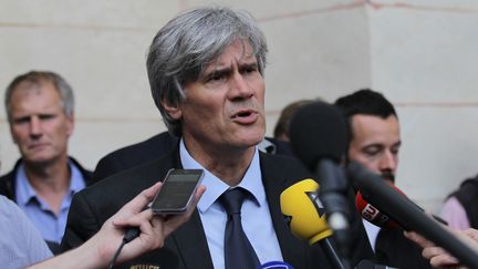 Le ministre de l'agriculture s'exprime apr&egrave;s sa rencontre avec les &eacute;leveurs &agrave; la pr&eacute;fecture de Caen le 21 juillet 2015. (CHARLY TRIBALLEAU / AFP)