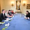 Le ministre du Travail, Olivier Dussopt, et la Première ministre, Elisabeth Borne, face à la secrétaire générale de la CGT, Sophie Binet, à Matignon, à Paris, le 17 mai 2023. (EMMANUEL DUNAND / AFP)