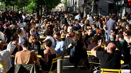 Les clients d'un café en terrasse, à Marseille (Bouches-du-Rhône), le 19 mai 2021. (NICOLAS TUCAT / AFP)