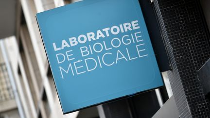 Un laboratoire d'analyses médicales (photo d'illustration). (REMY PERRIN / MAXPPP)