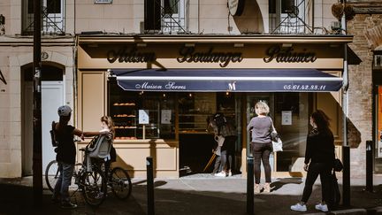 Des clients devant une boulangerie, à Toulouse (Haute-Garonne), le 21 septembre 2020.&nbsp; (LILIAN CAZABET / HANS LUCAS)