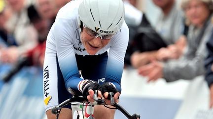 La cycliste Jeannie Longo lors des championnats de France de cyclisme, le 21 juin 2011 &agrave; Saint-Amand-les-Eaux (Nord). (PHILIPPE HUGUEN / AFP)