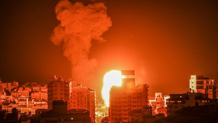 Des frappes israéliennes tombent sur des bâtiments de la bande de Gaza, le 17 mai 2021. (MAHMUD HAMS / AFP)