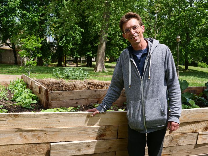 Julien Lermytte et le potager en bacs du parc Gamenson.&nbsp; (ISABELLE MORAND / RADIO FRANCE / FRANCE INFO)