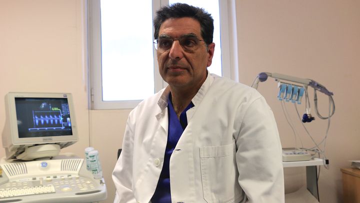 Le cardiologue Giorgos Vichas, dans son cabinet d'un centre de soins à Saronikós (Grèce), le 11 avril 2023. (VALENTINE PASQUESOONE / FRANCEINFO)