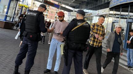 Des policiers effectuent un contrôle de papiers dans le quartier de la grande mosquée de Moscou. (SYLVAIN TRONCHET / RADIO FRANCE)