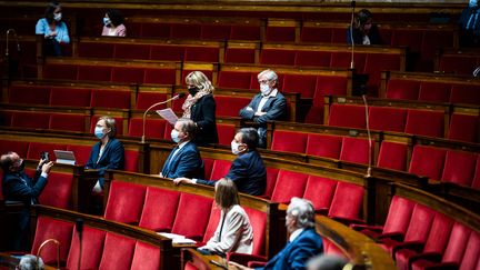 Des députés à l'Assemblée nationale, le 13 juillet 2021, au Palais-Bourbon, à Paris. (XOSE BOUZAS / HANS LUCAS)