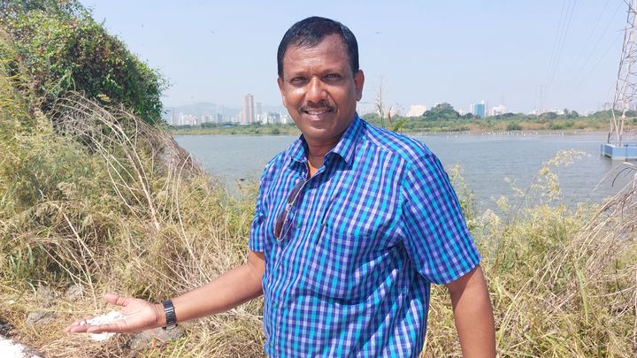 Staline Dayanand dans les marais salants de Mumbai. (SOLENNE LE HEN / FRANCEINFO / RADIO FRANCE)