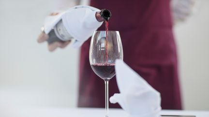 Le nutritionniste Serge Hercberg propose d'apposer un logo sur les bouteilles d'alcool pour informer les consommateurs sur leur valeur nutritionnelle.&nbsp; (ZERO CREATIVES / IMAGE SOURCE / AFP)