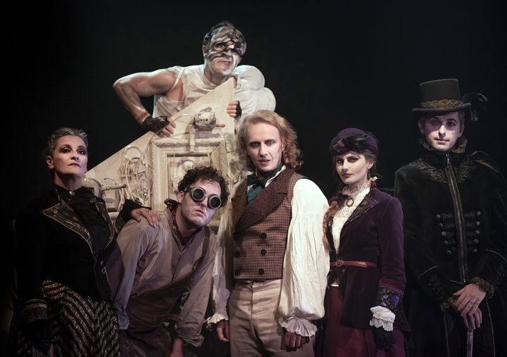 Sylvia Scantamburlo, Thierry Surace, Julien Faure, William Mesguich, Jessica Astier, Thomas Santarelli, dans "Frankenstein, le cabaret des âmes perdues de Thierry Surace, 2023. (CIE MIRANDA)