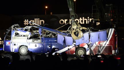 L'&eacute;quipementier Adidas d&eacute;truit une r&eacute;plique du "bus de Knysna", lundi 26 mai 2014, dans une casse de la Courneuve (Seine-Saint-Denis). (FRANCK FIFE / AFP)