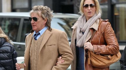 Dans les couples, on est parfois pas tous &agrave; la hauteur. Rob Stewart (G), par exemple, vit depuis plus de 10 ans avec le mannequin Penny Lancaster qui fait une t&ecirc;te de plus que lui... (WENN / SIPA)