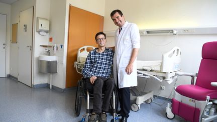 Le docteur Guillaume Canaud et Emmanuel, le premier patient atteint du syndrome de Cloves à avoir pris son traitement expérimental, à l'hôpital Necker de Paris, le 13 juin 2018. (ALAIN JOCARD / AFP)