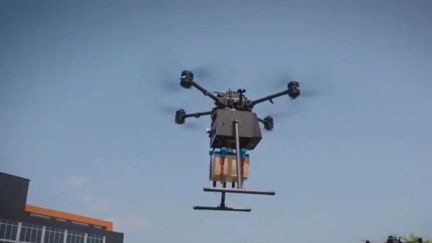 Pour une livraison toujours plus rapide,&nbsp;Amazon, Walmart et Google développent leurs drones destinés à la livraison de colis ou de courses.&nbsp;Une innovation qui se concrétise, mais soulève encore des questionnements. (FRANCE 2)