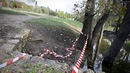 Un ruban de la police près de l'étang de Fontmerle&nbsp;dans un parc de Mougins (Alpes-Maritimes), le 26 décembre 2019, au lendemain de la découverte sur place d'un corps partiellement dénudé et brûlé.&nbsp; (MAXPPP)