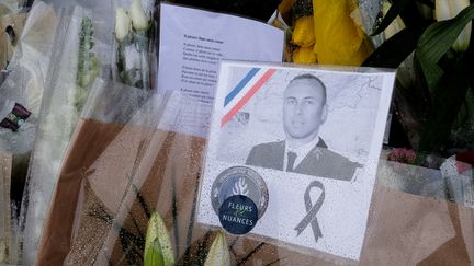 Une photographie du lieutenant-colonnel Arnaud Beltrame, tué dans son service lors de l'attaque terroriste du Super U de Trèbes (Aude). (ERIC CABANIS / AFP)