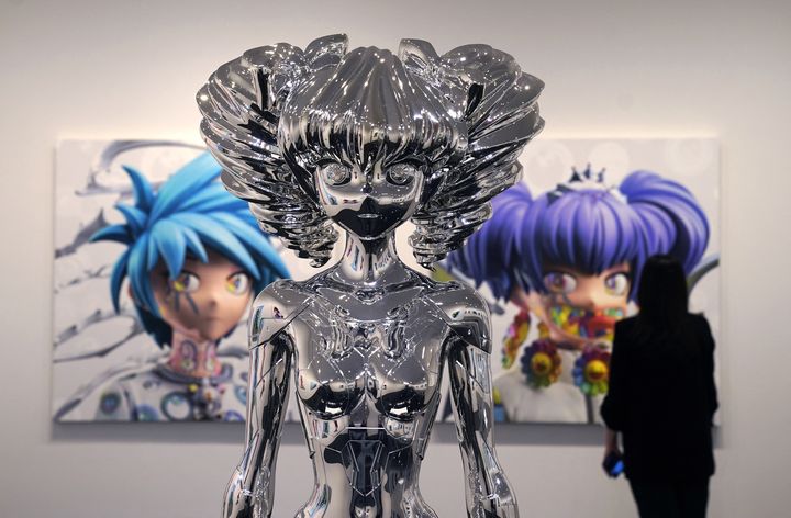 Une personne se tient devant l'œuvre "Avatar HIROPON Style, 2022" de l'artiste Takashi Murakami lors de l'avant-première de presse du 11 mai 2022 pour "An Arrow through History" aux galeries Gagosian de New York. (TIMOTHY A. CLARY / AFP)