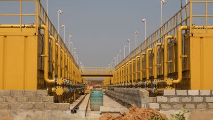 Une centrale de traitement d'hydrocarbures à Buliisa, en Ouganda, le 28 février 2023. (BADRU KATUMBA / AFP)