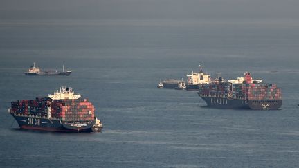 Les cargos sud-coréens de la compagnie Hanjin, au large de Singapour, le 15 septembre 2016. (ROSLAN RAHMAN / AFP)