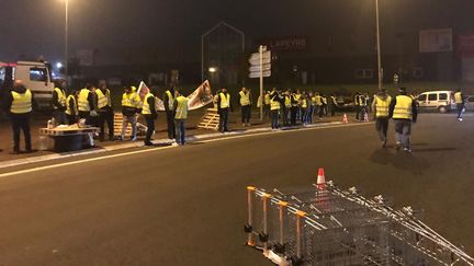 La zone commerciale nord du Mans (Sarthe) et l'entrée de l'autoroute A11 bloquées par des gilets jaunes, le 17 novembre 2018. (MORGANE HEUCLIN-REFAIT / FRANCE-BLEU MAINE)