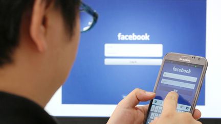 Facebook a &eacute;t&eacute; au c&oelig;ur d'une pol&eacute;mique sur l'autorisation de diffusion d'une vid&eacute;o violente sur son site, le 21 octobre 2013. (ZHOU JUNXIANG / IMAGINECHINA / AFP)