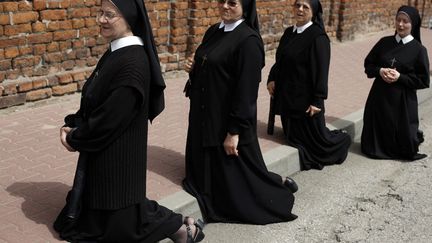 Des religieuses participent &agrave; la F&ecirc;te-Dieu&nbsp;pr&egrave;s de Varsovie (Pologne), le 30 mai 2013. (KACPER PEMPEL / REUTERS)