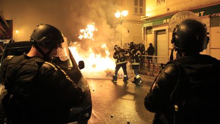 Des pompiers éteingent un feu après une manifestation organisée par des soutiens des supporters corses poursuivis pour violences à l'encontre des forces de l'ordre,&nbsp;mardi 16 février 2016. (PASCAL POCHARD-CASABIANCA / AFP)