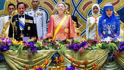 La reine Beatrix des Pays-Bas (C), entour&eacute;e du sultan de Brune&iuml; et de son &eacute;pouse posent avant le banquet donn&eacute; en l'honneur de la famille royale hollandaise en visite dans le sultanat, le 21 janvier 2013. (MAXPPP)