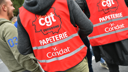 Le blocage de l'usine des papèteries de Condat pendant les négociations du PSE qui devrait couter 187 emplois à la fin de l'année 2023. Les élus CGT et FO devant la papèterie de Dordogne (Thibault Delmarle)