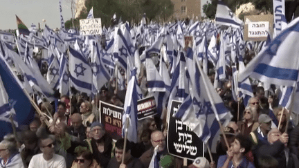 En Israël, la population continue de dénoncer la réforme judiciaire du gouvernement d'extrême droite de Benyamin Netanyahou. Samedi 25 février, ils étaient encore des milliers dans les rues. (FRANCEINFO)