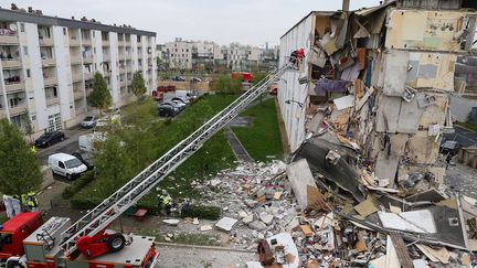 L'effondrement d'un immeuble &agrave; Reims (Marne) a fait trois morts et quatorze bless&eacute;s, le 28 avril 2013. (FRANCOIS NASCIMBENI / AFP)