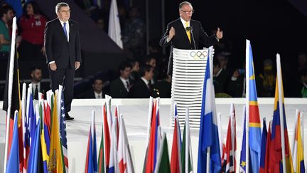 Le président du CIO Thomas Bach écoute le président du Comité olympique et paralympiques de Rio 2016 Carlos Arthur Nuzman (FABRICE COFFRINI / AFP)