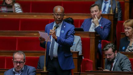 Le député socialiste Elie Califer (ici en session de questions au gouvernement le 7 novembre 2023) veut inscrire dans la loi que la "République française reconnaît sa responsabilité dans les préjudices sanitaires, écologiques et économiques" causés par l'utilisation du chlordécone en Martinique et en Guadeloupe. (THOMAS SAMSON / AFP)