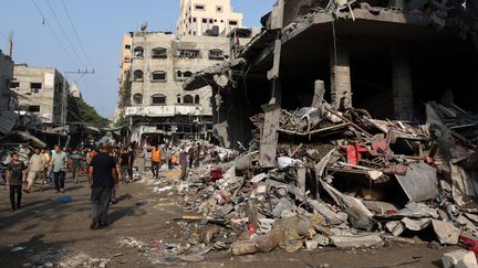 Des civils constatent les dégâts dans le camp d'Al-Shatee, à Gaza, le 28 octobre 2023, après des frappes israéliennes. (MOHAMMED ABED / AFP)