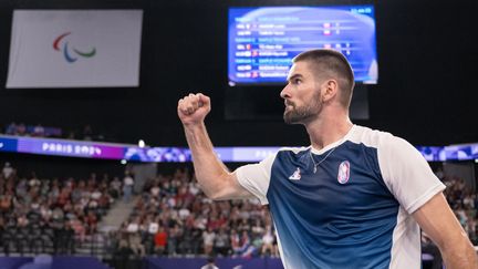 Lucas Mazur a remporté la médaille d'or en parabadminton simple, catégorie SL4, aux Jeux paralympiques 2024, le 2 septembre à La Chappelle Arena, à Paris. (IAN RICE / AFP)