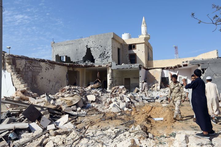 Un bombardement aérien imputé aux forces du maréchal Haftar a détruit une maison dans Tripoli, le 14 octobre 2019, tuant trois personnes et blessant deux autres. (HAZEM TURKIA / ANADOLU AGENCY)