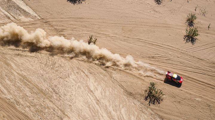 Les pilotes, à l'image de Sébastien Loeb, ont rendez-vous avec le sable saoudien au mois de janvier. (ERIC VARGIOLU / AFP)