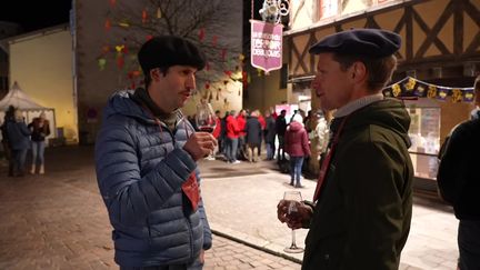 À quelques heures du coup d’envoi de la cuvée 2024 du Beaujolais nouveau, nombreux amateurs se sont réunis à Beaujeu dans le Rhône ce mercredi 20 novembre pour le déguster dès minuit. Laurent et Lionel viennent à l'évènement depuis plus de 15 ans. (France TV)